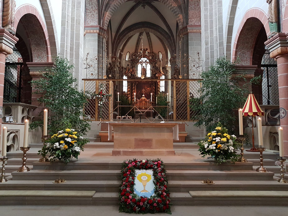 Altarraum  an Fronleichnam 2018 im Dom zu Fritzlar